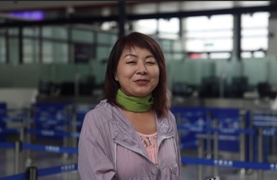 7月22日，曾經(jīng)在老撾瑯勃拉邦工作過3年的加拿大華僑孫月玲乘坐中老鐵路國際旅客列車從中國出境。衛(wèi)海林 攝