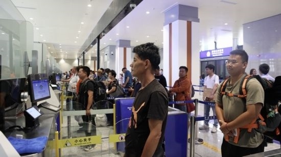 6月13日，乘坐中老鐵路國際旅客列車的旅客在磨憨邊檢大廳排隊(duì)候檢。李揚(yáng) 攝