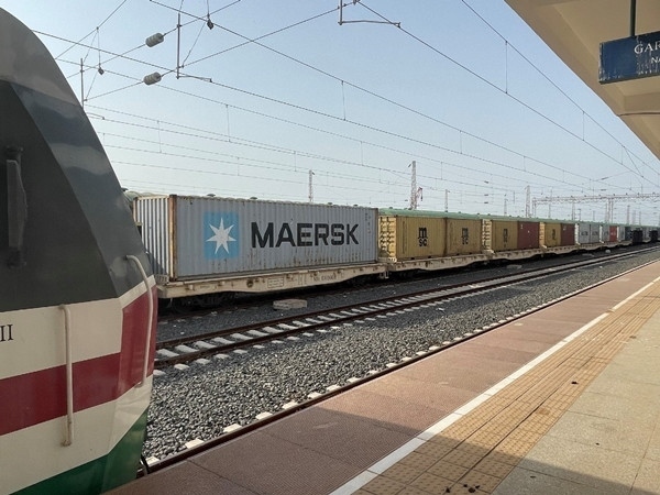 亞吉鐵路吉布提那噶德車站的貨運(yùn)車廂。人民網(wǎng)記者 趙艷紅攝