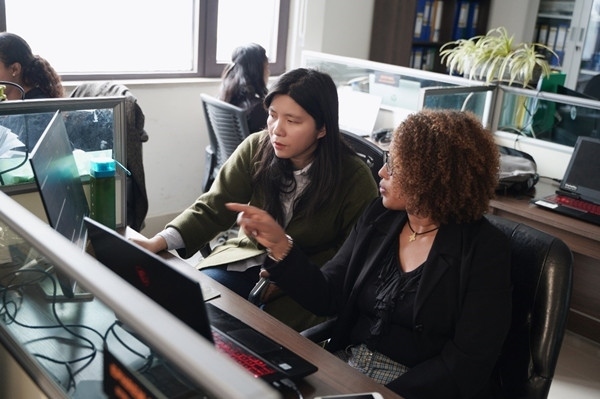 梅德哈妮（右）與中國同事討論設(shè)計(jì)方案。受訪對象供圖