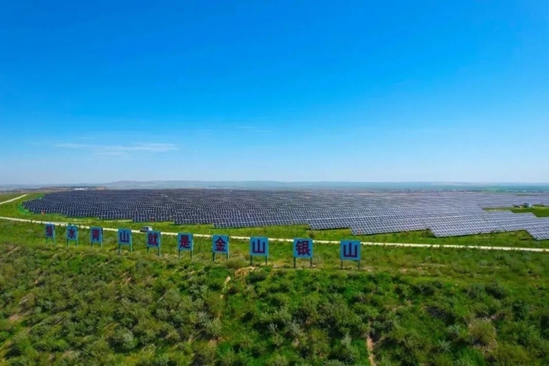勝利能源露天礦排土場15.3萬千瓦光伏電站并網(wǎng)發(fā)電。受訪者供圖