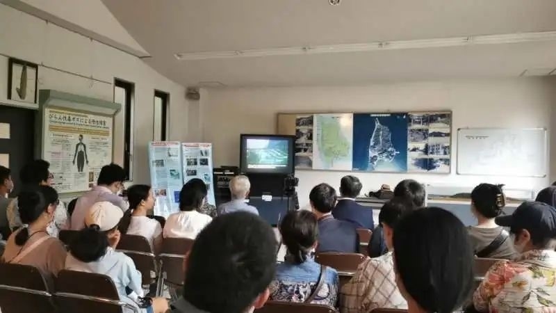 觀看日軍發(fā)動(dòng)毒氣戰(zhàn)的影像資料。中國(guó)駐大阪總領(lǐng)事館供圖