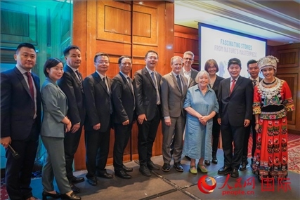 張家界文化旅游推介會(huì)部分嘉賓合影。人民網(wǎng) 郭錦標(biāo)攝