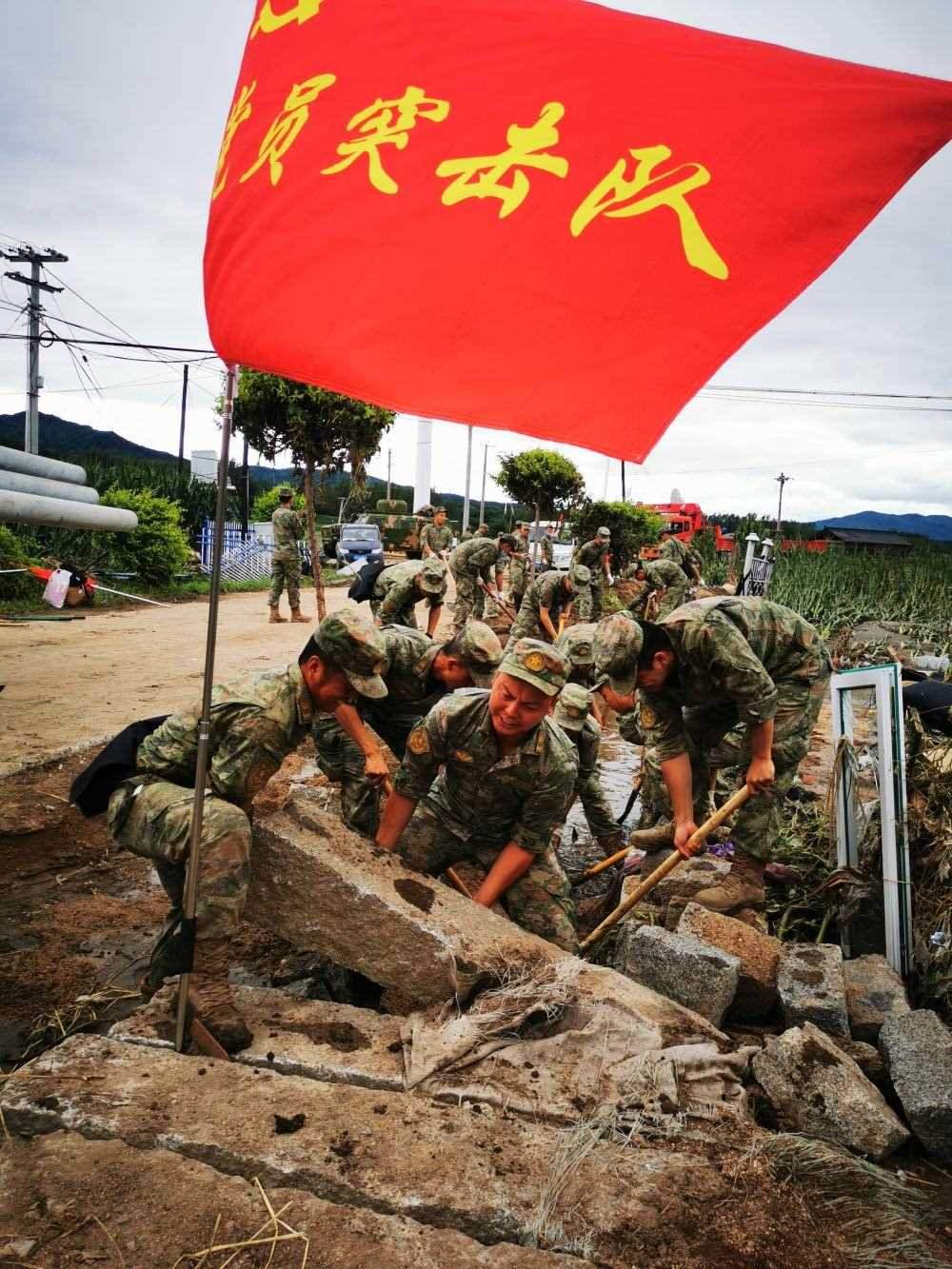 8月7日，陸軍第78集團(tuán)軍某旅組織黨員突擊隊(duì)在吉林舒蘭市七里鄉(xiāng)清理路障。新華社發(fā)（劉洋 攝）