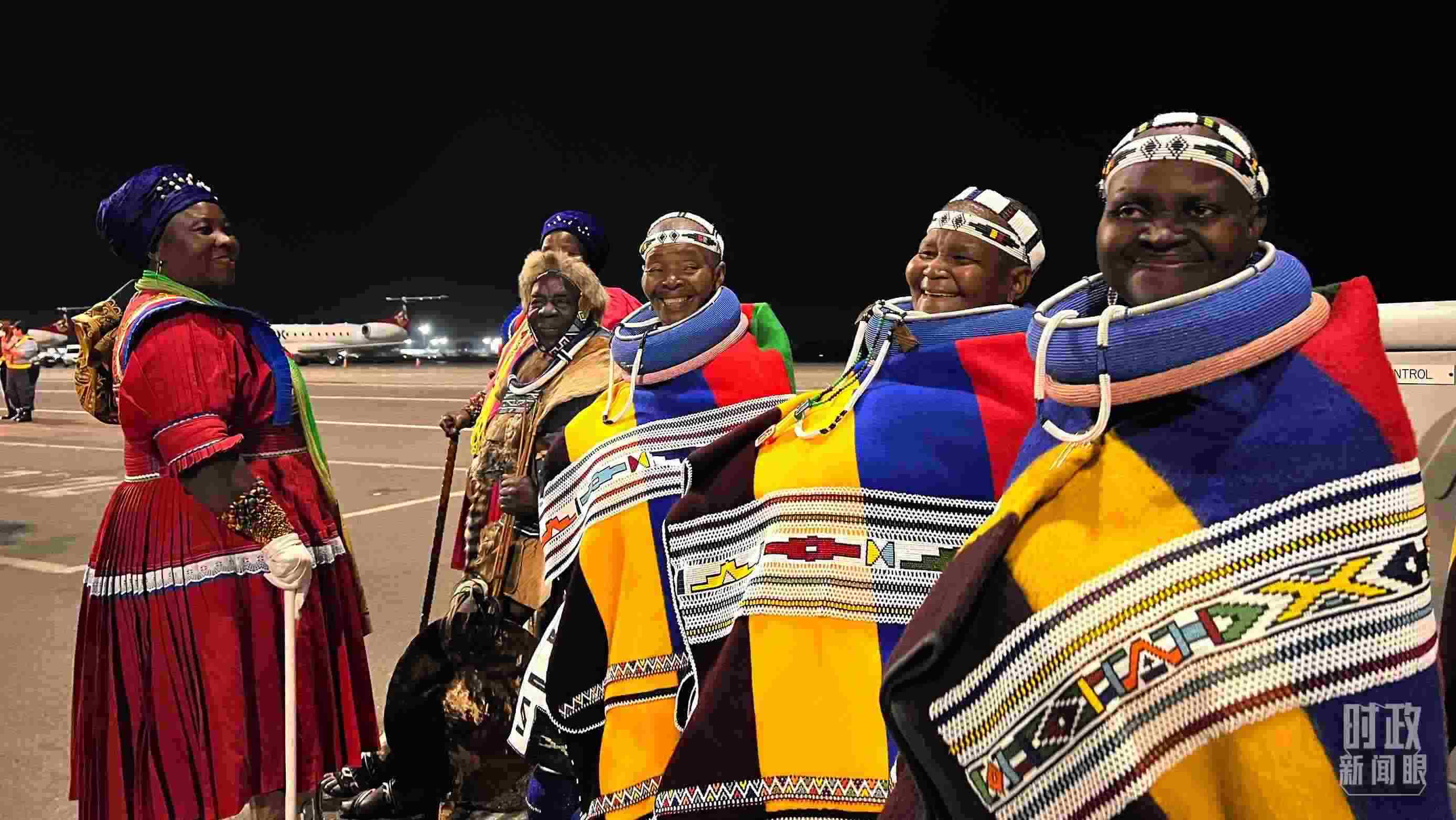 △身穿民族服裝的當?shù)孛癖?。（總臺央視記者程鋮拍攝）