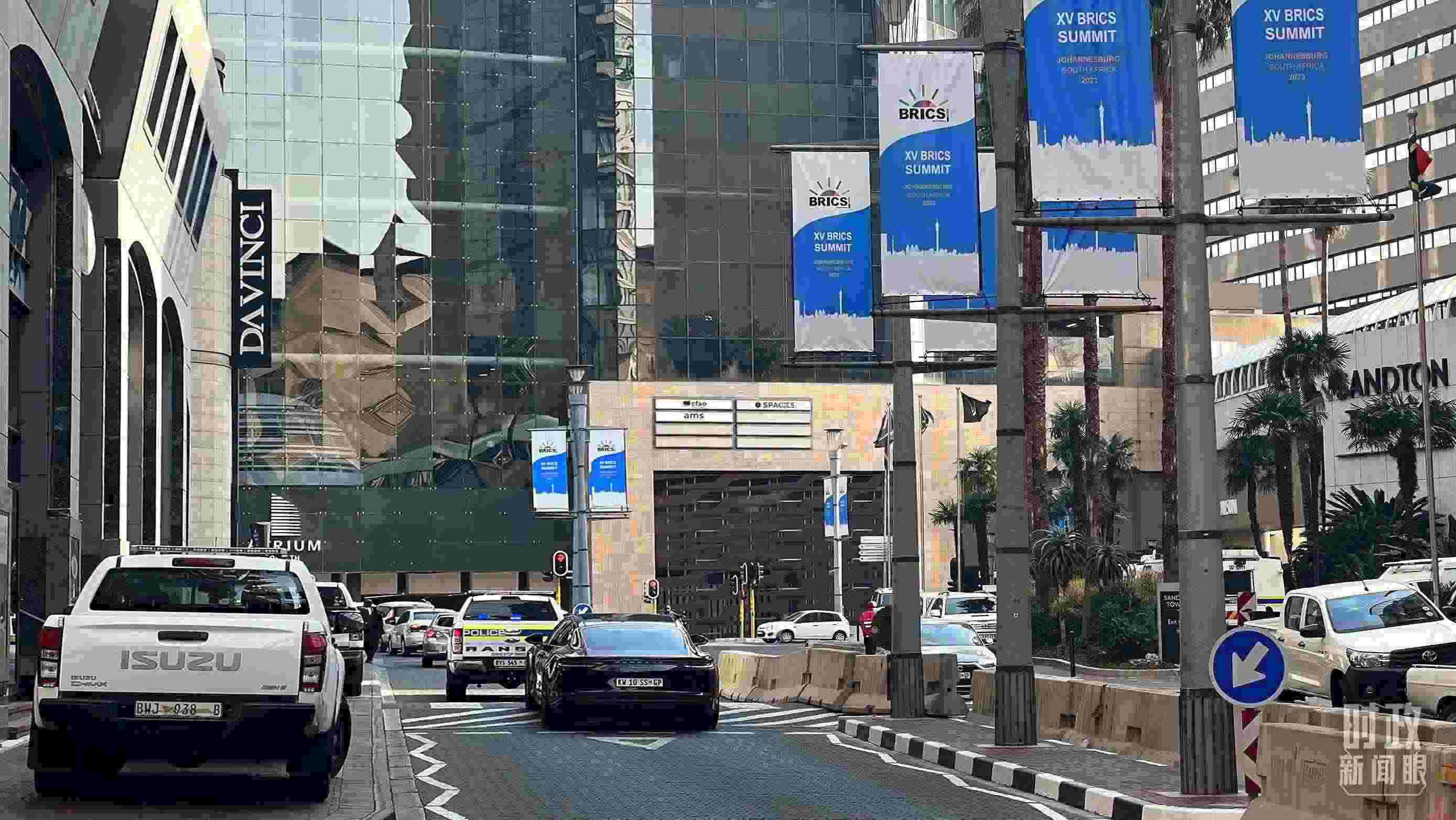 △約翰內(nèi)斯堡，街頭懸掛金磚峰會條幅。（總臺央視記者韓銳拍攝）