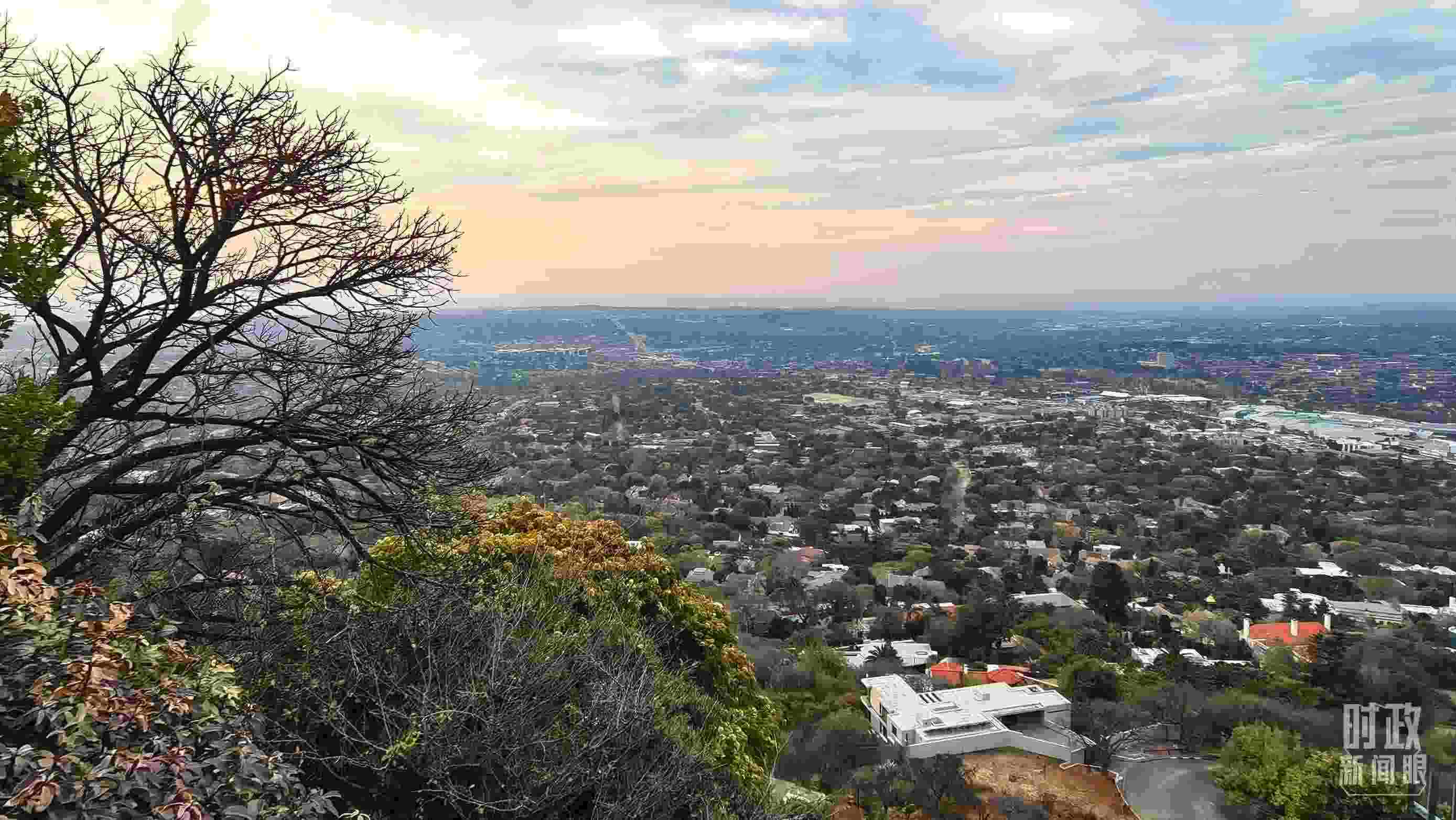 △ 俯瞰南非約翰內(nèi)斯堡。（總臺央視記者韓銳拍攝）