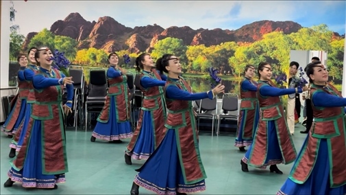 臨潢家園社區(qū)居民在烏蘭牧騎排練廳編排舞蹈。人民網記者 金洪花攝