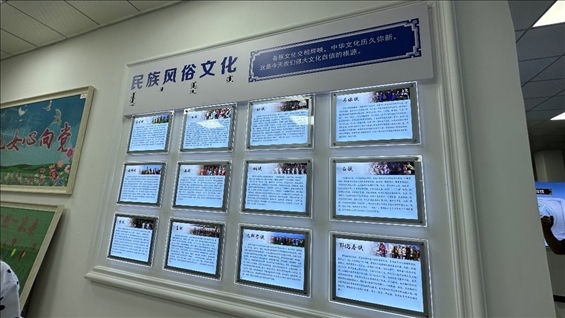 社區(qū)服務中心內民族風俗文化墻。人民網記者 金洪花攝