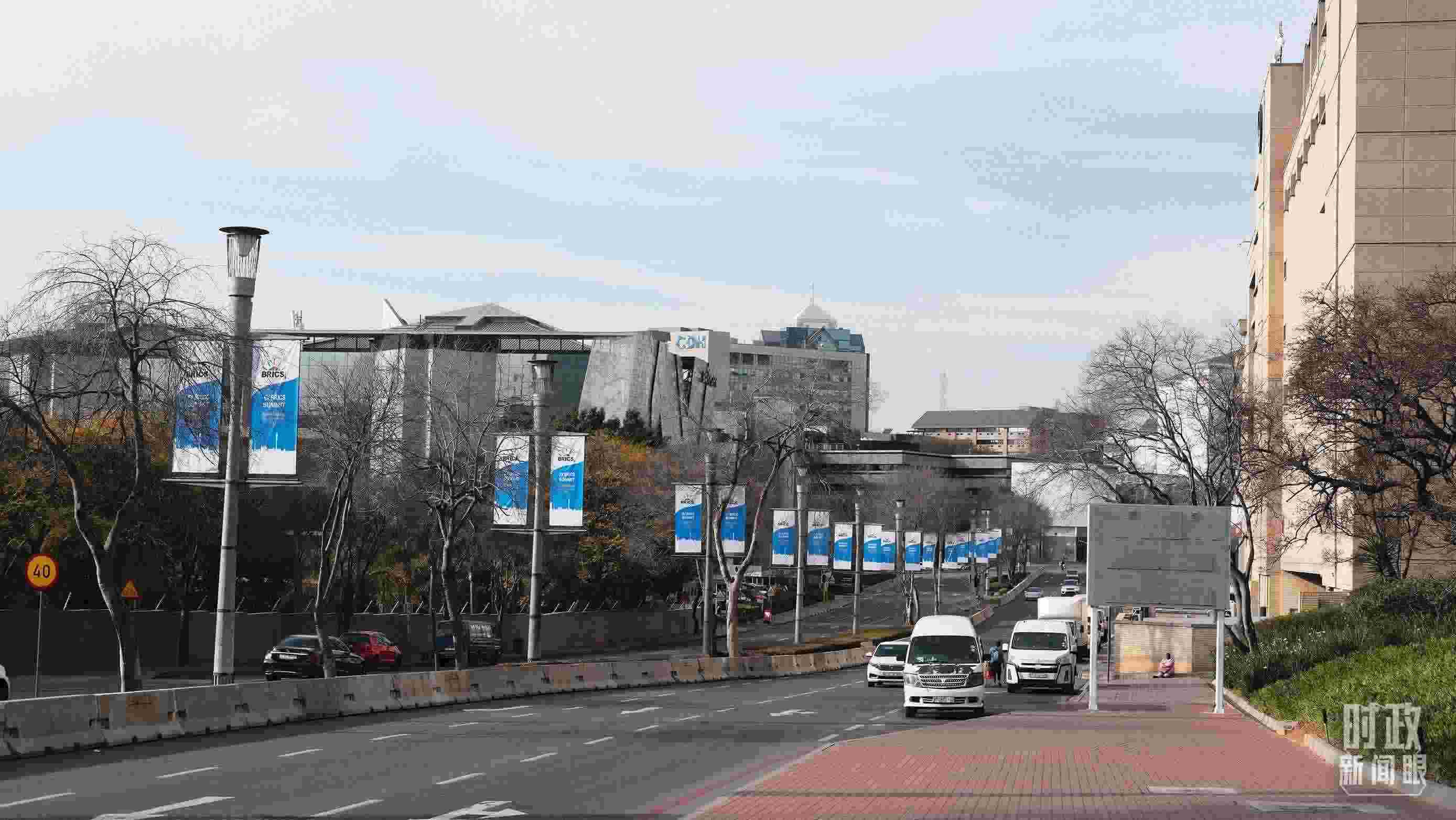 △約翰內(nèi)斯堡，街頭懸掛金磚峰會條幅。（總臺央視記者盧心雨拍攝）