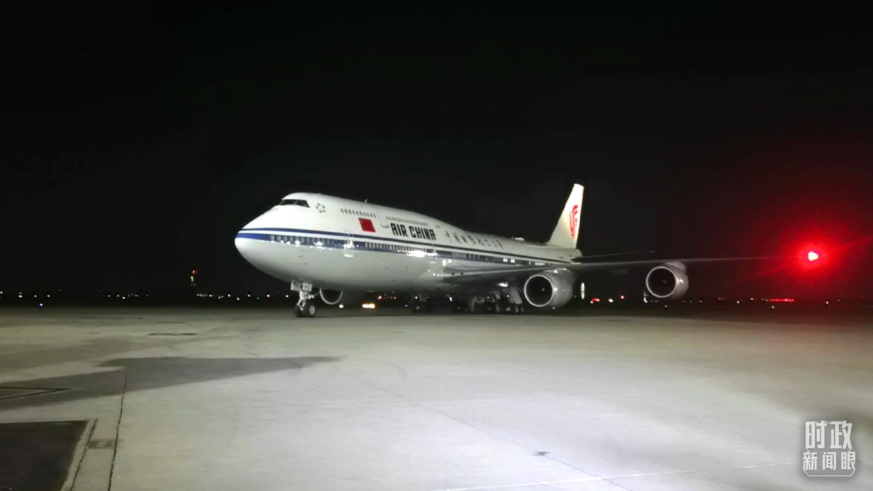 △這是習(xí)近平乘坐的專機。（總臺央視記者鐘銳拍攝）