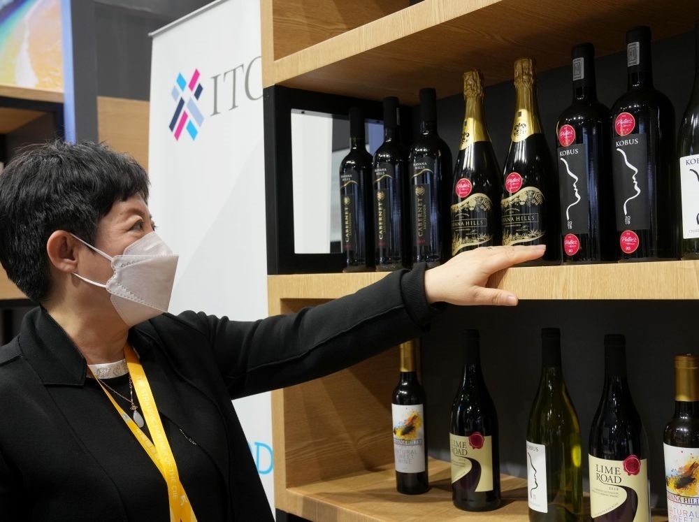 這是在中國上海舉行的第五屆進(jìn)博會(huì)上拍攝的來自南非的葡萄酒（2022年11月7日攝）。