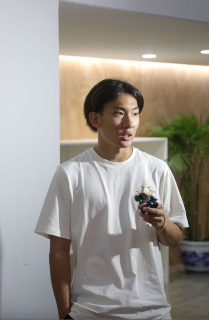 蘇翊鳴接受媒體采訪。