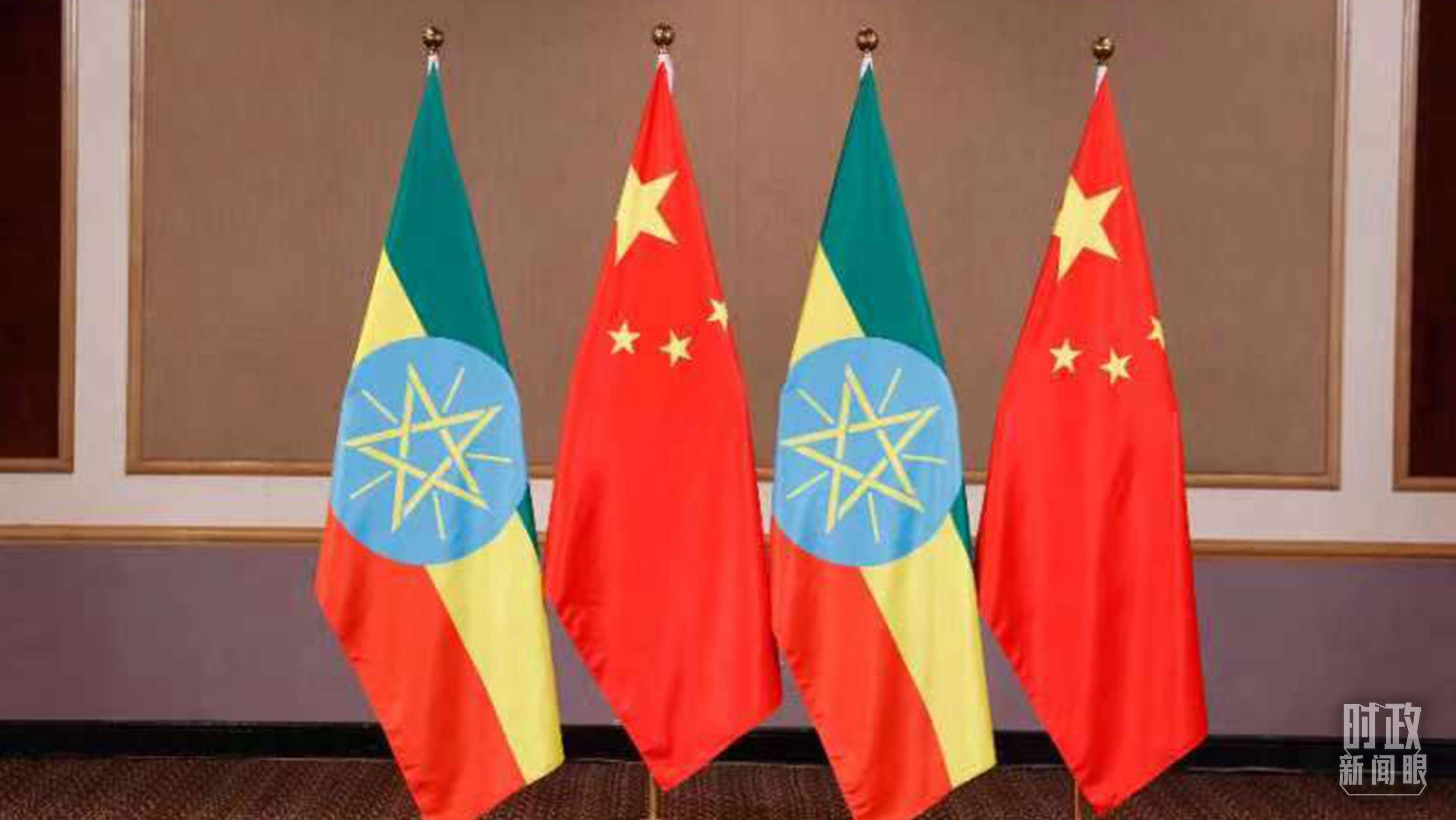 △會見現(xiàn)場的中國、埃塞兩國國旗。（總臺央視記者耿小龍拍攝）
