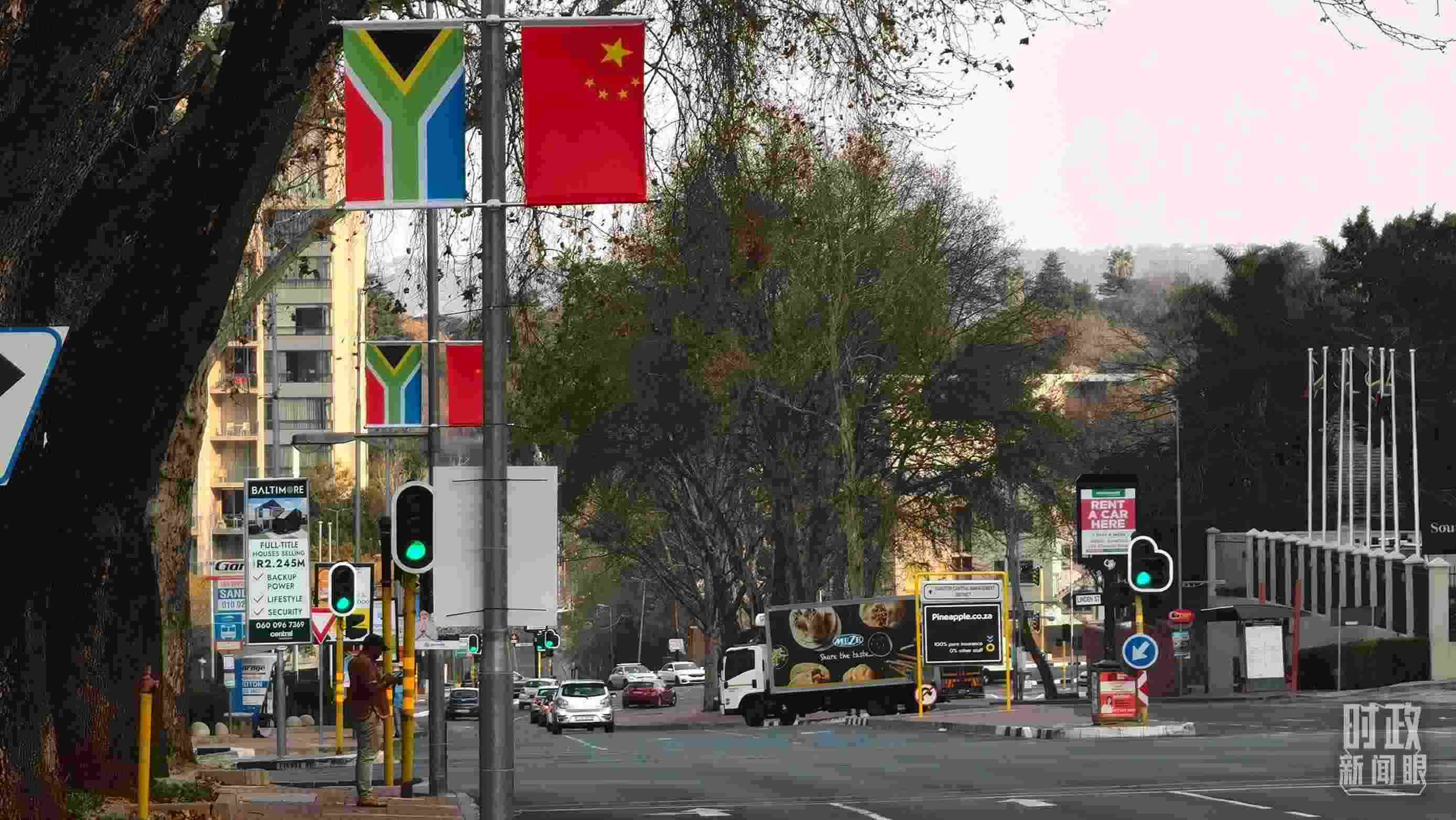 △約翰內(nèi)斯堡街道兩側(cè)懸掛的中國國旗。（總臺央視記者韓銳拍攝）