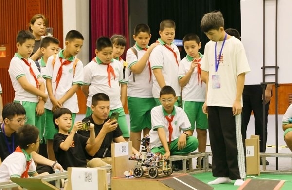 青少年學(xué)生現(xiàn)場觀看比賽。北京工商大學(xué)供圖