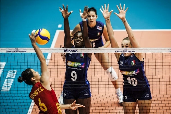 中國(guó)隊(duì)球員莊宇珊(左)在比賽中。圖片來源：國(guó)際排聯(lián)