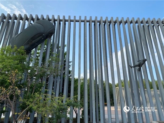 長(zhǎng)春國(guó)際汽車(chē)公園中的立體雕塑。人民網(wǎng) 宋歌攝