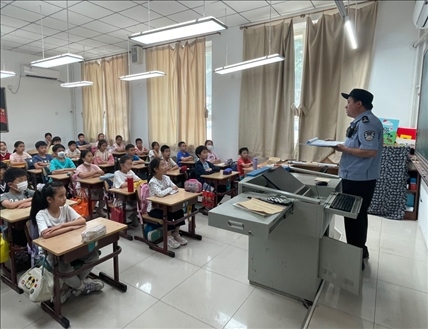 趙超剛在呼家樓中心小學(xué)為學(xué)生們講法治課。受訪者供圖