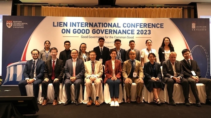 與會嘉賓和新書的編者及章節(jié)作者合影。新加坡南洋理工大學供圖