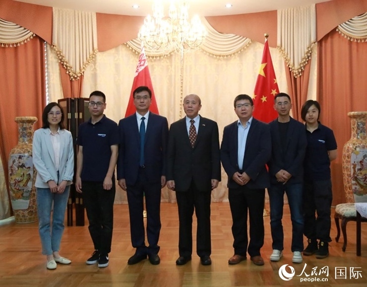 謝小用大使與人民網(wǎng)記者合影。