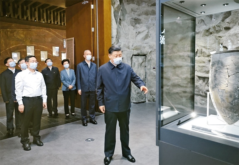 2023年6月2日，中共中央總書記、國(guó)家主席、中央軍委主席習(xí)近平在北京出席文化傳承發(fā)展座談會(huì)并發(fā)表重要講話。這是座談會(huì)前，習(xí)近平2日下午在中國(guó)歷史研究院考察。 新華社記者 鞠鵬/攝