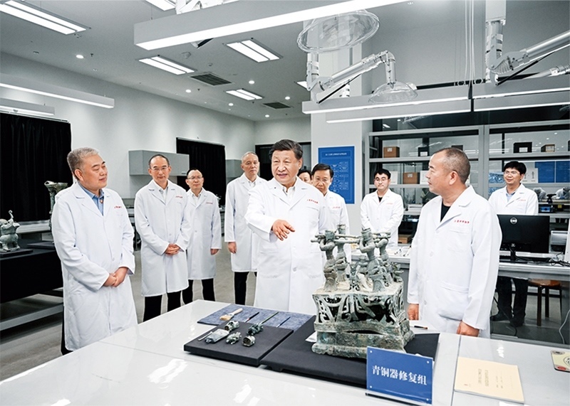 2023年7月25日至27日，中共中央總書記、國(guó)家主席、中央軍委主席習(xí)近平在四川考察。這是26日下午，習(xí)近平在位于德陽市廣漢市的三星堆博物館文物保護(hù)與修復(fù)館，同現(xiàn)場(chǎng)工作人員親切交流。 新華社記者 謝環(huán)馳/攝