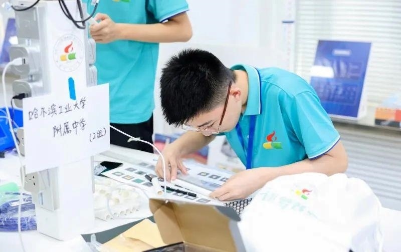 △今年7月，“逐夢蒼穹”科技主題教育活動在北京市八一學(xué)校舉辦。來自全國各地的百余名師生，在動手實踐中學(xué)習(xí)航天知識、提高創(chuàng)新能力。