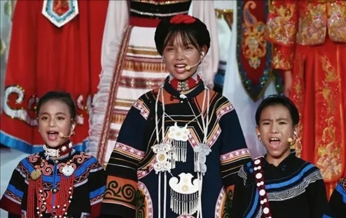 △今年7月，在成都大運會開幕式上，從大山深處走來的孩子們，自信地站在舞臺中央，以歌聲表達對未來的憧憬。