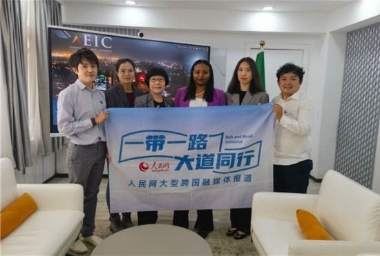 埃塞俄比亞投資委主任萊利斯（右三）、萬巧云（左二）與人民網(wǎng)記者合影。