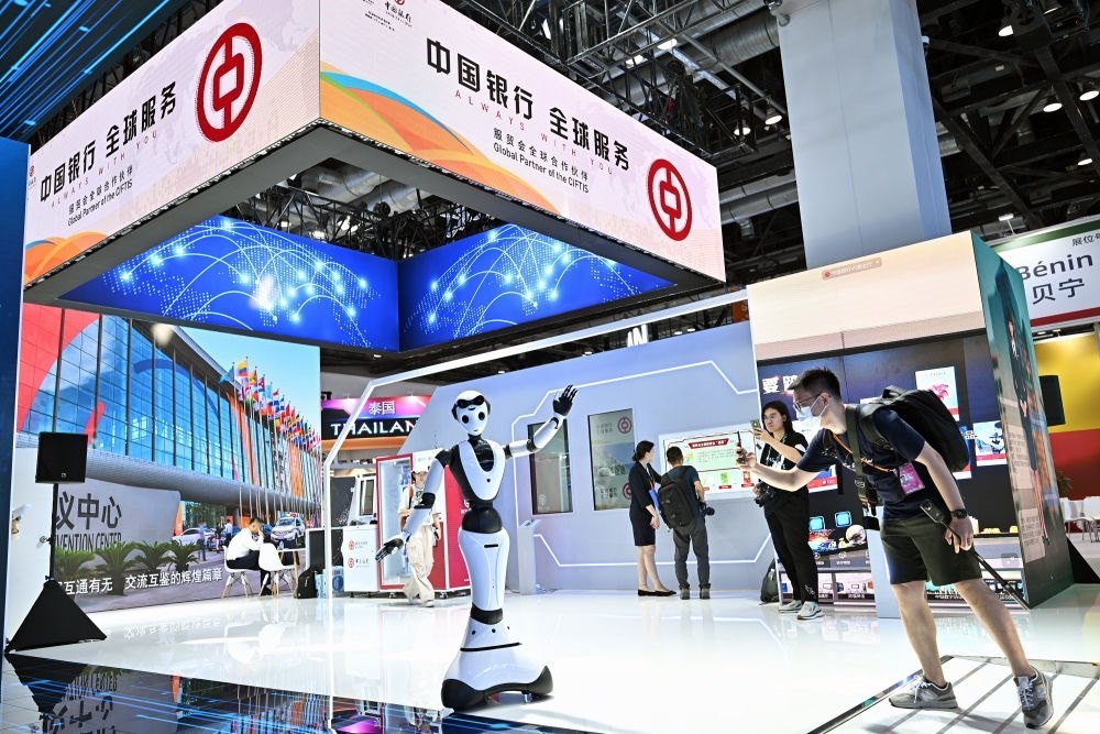 9月1日，媒體記者在國(guó)家會(huì)議中心中國(guó)銀行展臺(tái)拍攝一款迎賓接待機(jī)器人。新華社記者 李鑫 攝