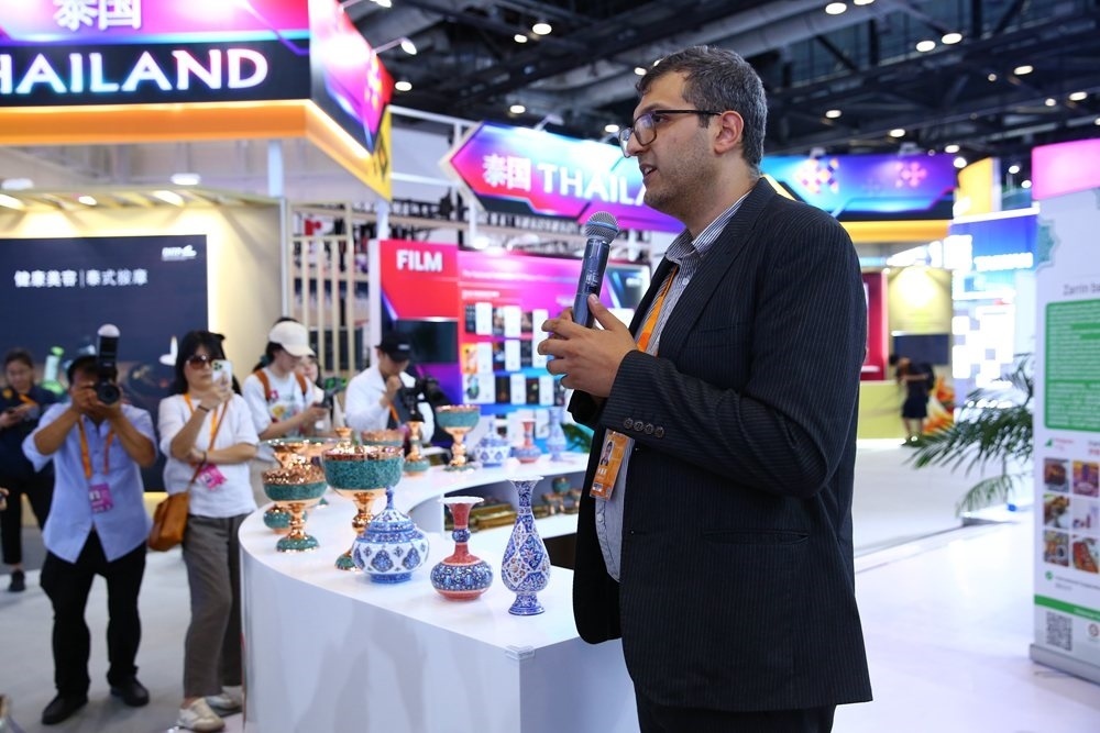 9月1日，參展商在國(guó)家會(huì)議中心向媒體記者介紹展臺(tái)信息。新華社記者 孫瑋彤 攝