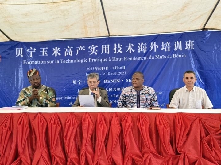 8月9日，2023年貝寧“玉米高產(chǎn)實(shí)用技術(shù)培訓(xùn)班”開班儀式在位于塞梅波吉市的中國援貝寧農(nóng)業(yè)技術(shù)示范中心舉行。