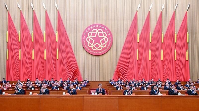 2023年8月31日，第十一次全國歸僑僑眷代表大會在北京人民大會堂開幕。習(xí)近平等黨和國家領(lǐng)導(dǎo)人到會祝賀