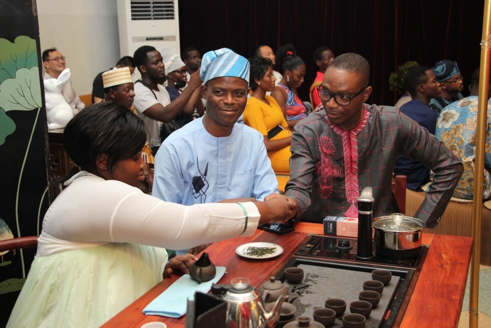 人們在貝寧科托努貝寧中國文化中心“茶和天下·雅集——青島有禮”文化交流活動(dòng)上品茶。