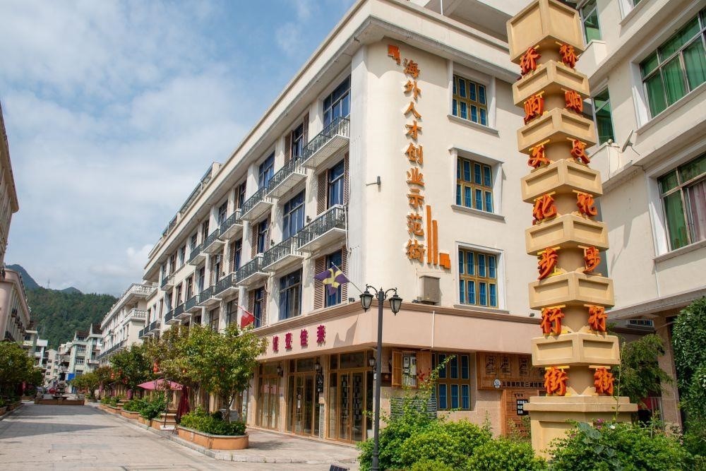 浙江溫州文成縣玉壺鎮(zhèn)是全國著名僑鄉(xiāng)。近年來，當(dāng)?shù)胤e極搭建平臺，吸引華僑回鄉(xiāng)創(chuàng)業(yè)。圖為該鎮(zhèn)的海外人才創(chuàng)業(yè)示范街