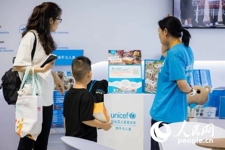 9月2日，觀眾駐足聯(lián)合國兒童基金會展館。圖片由聯(lián)合國兒童基金會提供