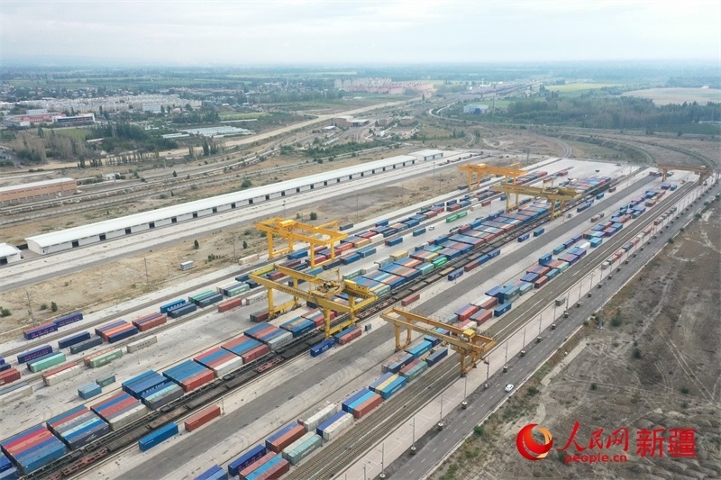 8月8日，在霍爾果斯口岸換裝廠區(qū)，工人正在進(jìn)行吊箱作業(yè)。 人民網(wǎng)記者 張力洋攝