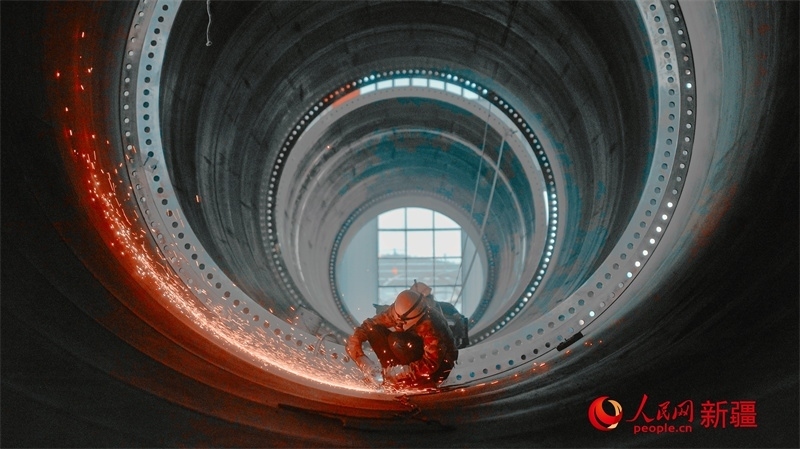 中國(guó)水利水電四局（塔城）裝備制造基地，工人們正在開(kāi)展作業(yè)。 人民網(wǎng) 李欣洋攝