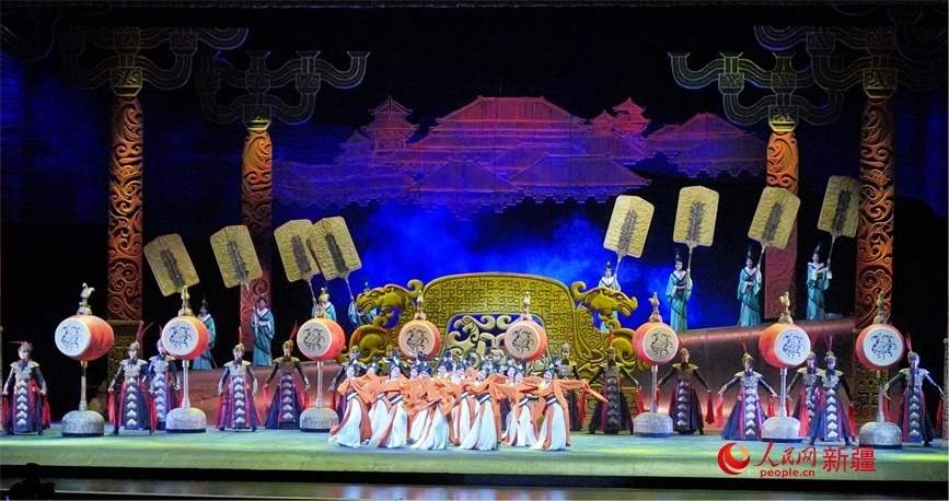 第六屆中國(guó)新疆國(guó)際民族舞蹈節(jié)開(kāi)幕式上演出的歷史題材舞劇《張騫》。 人民網(wǎng) 李欣洋攝