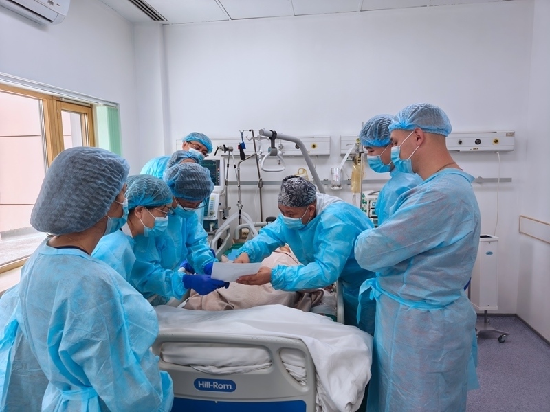 中哈專家團(tuán)隊(duì)完成哈國(guó)首例離體肝切和自體肝移植術(shù)。 新疆醫(yī)科大學(xué)第一附屬醫(yī)院供圖
