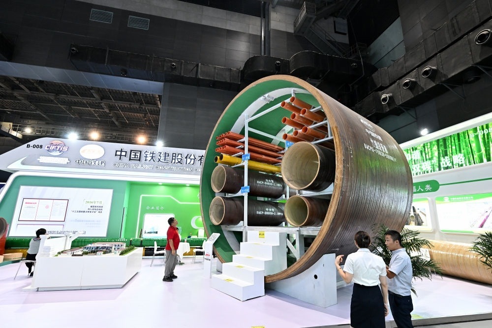 9月2日，在國家體育館舉行的服貿(mào)會環(huán)境服務(wù)專題展上，客商在中國鐵建展位竹纏繞管廊旁了解信息。新華社記者 李鑫 攝
