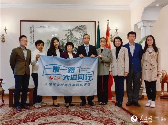 胡長春大使、駐非盟使團(tuán)工作人員與人民網(wǎng)記者合影。