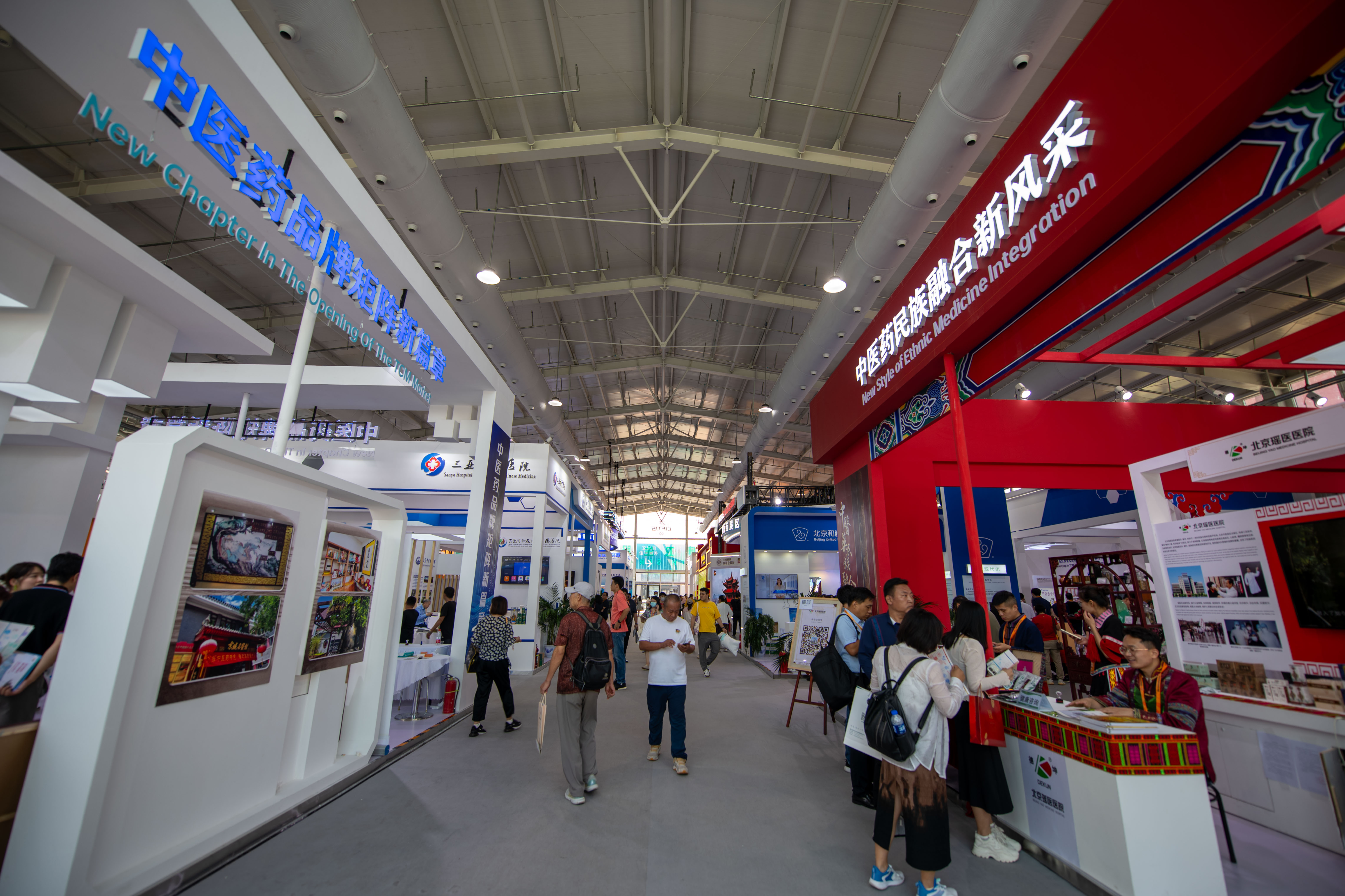 在位于首鋼園的健康衛(wèi)生服務展區(qū)，觀眾正在參觀。人民網(wǎng)記者 翁奇羽攝