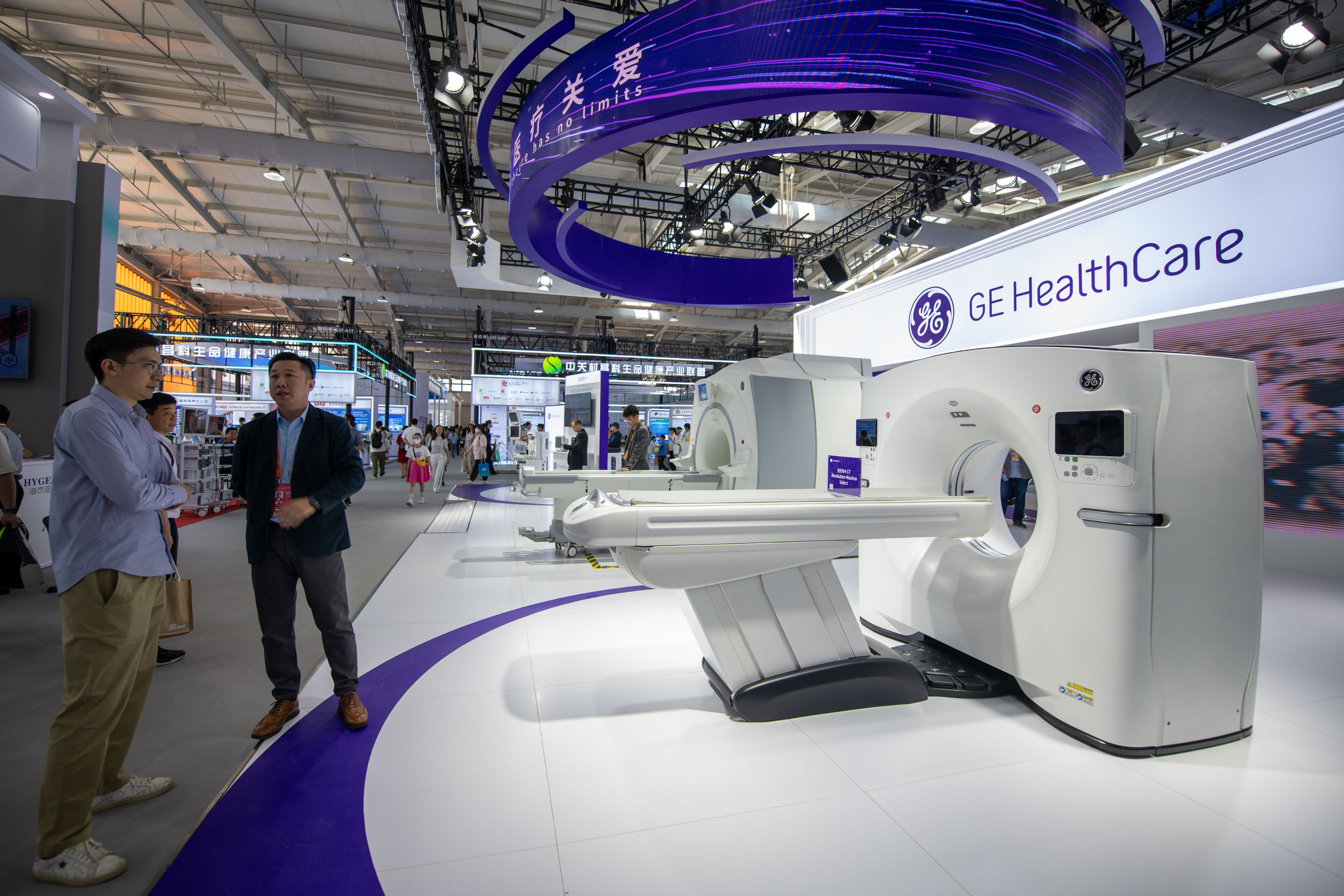 9月3日，在位于首鋼園的健康衛(wèi)生服務展區(qū)，觀眾正在參觀GE展臺。人民網(wǎng)記者 翁奇羽攝