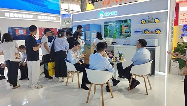 銀行機構(gòu)“勞動者港灣”的服務(wù)理念，吸引觀展群眾上前咨詢。人民網(wǎng)記者 李彤攝