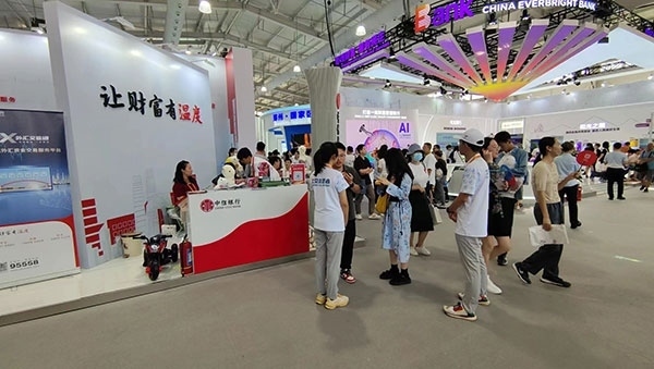 在銀行展臺，“溫度”成為了高頻詞匯。人民網(wǎng)記者 李彤攝