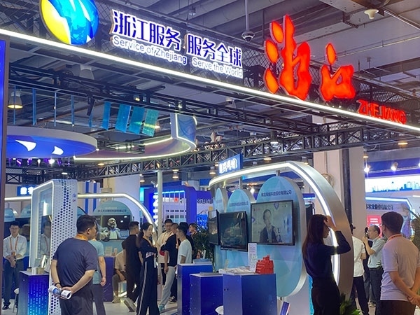 在浙江省交易團展區(qū)，數(shù)字支付技術(shù)吸引了觀展群眾的目光。人民網(wǎng)記者 李彤攝