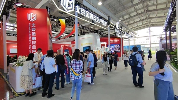 金融安全、投資者教育是金融服務(wù)展區(qū)知識科普的重要展示環(huán)節(jié)。人民網(wǎng)記者 李彤攝