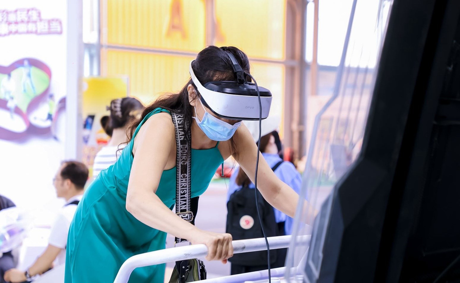 觀眾參與AI體驗。圖片來源：中國國際服務貿易交易會